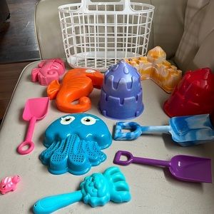 Beach toys 11 pieces and carry basket